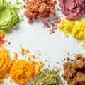 un groupe de poudres de différentes couleurs sur une surface blanche