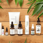 une variété de produits de soins de la peau posés sur une surface en bois