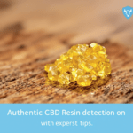 un diamant jaune posé sur une table en bois